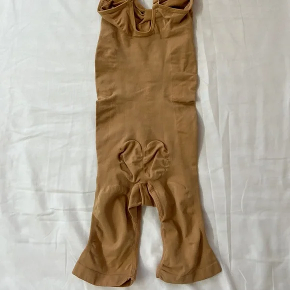 SKIMS Sculpting Bodysuit Mid Thigh With Open Gusset Shapewear - Picture 2 of 3